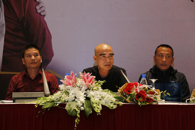 Đạo diễn Lưu Trọng Ninh, đạo diễn Bùi Thọ Thịnh (áo đỏ) và thành viên quay phim trong buổi ra mắt phim.