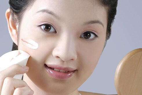 Vết bỏng và sẹo:Những vết sẹo và loét lâu lành có thể phát triển đến ung thư da. Chúng sẽ phát triển thành ung thư biểu mô tế bào vảy do viêm mãn tính hoặc thay đổi thành tế bào ác tính. Vậy nên, nếu như vết thương mãi không liền sẹo thì bạn nên đi kiểm tra bác sỹ.