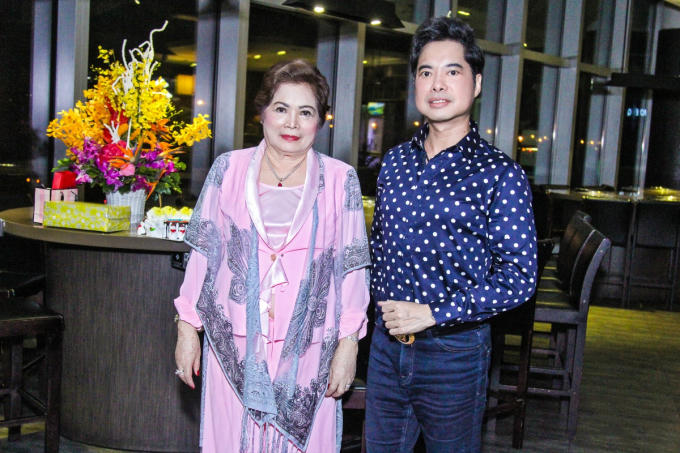 Danh ca Ngọc Sơn và mẹ.