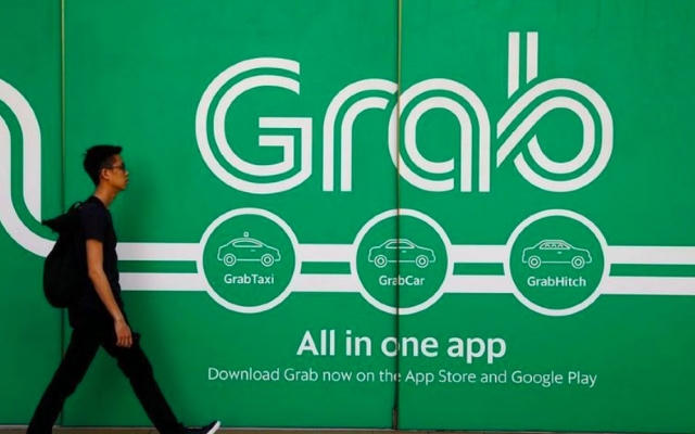 Bộ Tư pháp lên tiếng phản đối Bộ GTVT bắt Grab “đeo mào”