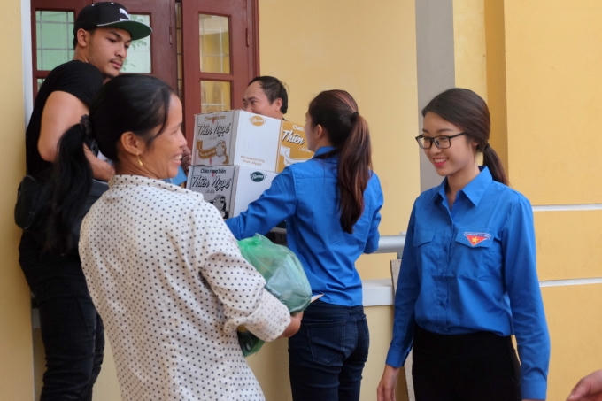 Ngoài trao quà, hai người đẹp không ngần ngại khuân vác, giúp bà con chuyển quà ra xe.