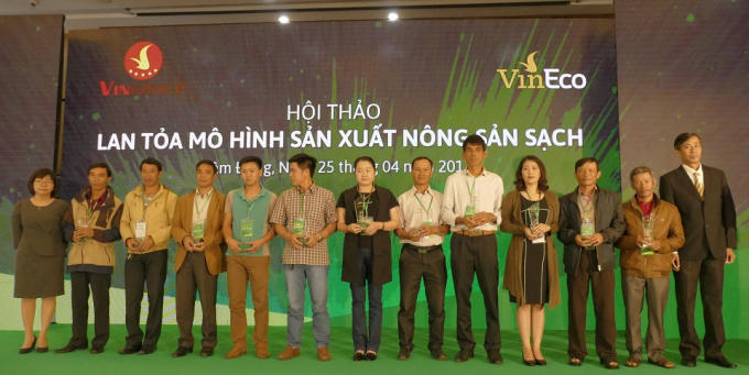 Các hộ sản xuất đạt danh hiệu ưu tú nhận Kỷ niệm chương ghi nhận ý chí kiên định trong sản xuất sạch vì sức khỏe cộng đồng.