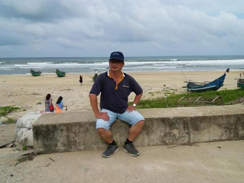 Ông Dương chụp ảnh kỷ niệm trong chuyến du lịch cách đây không lâu cùng người thân (Ảnh NLĐ)