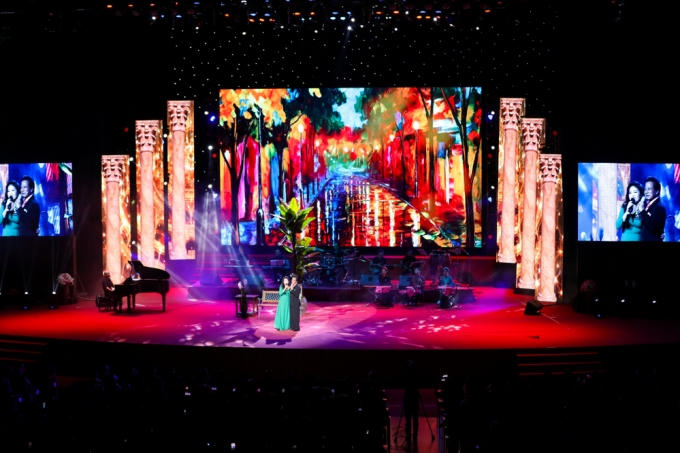 Phần song ca Anh Thơ - Chế linh là tiết mục được khán giả chờ đợi.