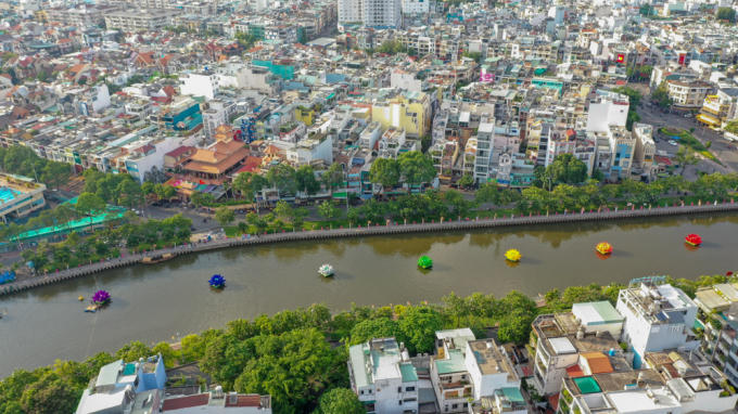 Được biết, tối ngày 6/4 âm lịch (10/5/2019), 7 hoa sen trên kênh Nhiêu Lộc sẽ được thắp sáng và duy trì đến hết rằm tháng Tư.