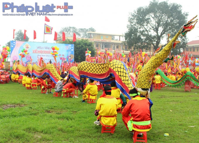 Các đội Lân, Rồng của các Phủ, Lăng, Đền chuẩn bị biểu diễn trong ngày hội. (Ảnh: Đức Biên)