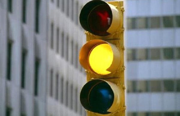 Mức xử phạt vượt đèn vàng có thể lên tới 400.000 đồng. Ảnh minh hoạ.