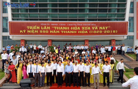 Thủ tướng chụp ảnh lưu niệm cùng lãnh đạo tỉnh và Ban tổ chức. (Ảnh: A.Thắng)