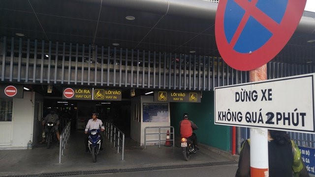 Lối ra vào dành cho xe máy 3 trạm tiếp nhận và thu phí khá rộng.