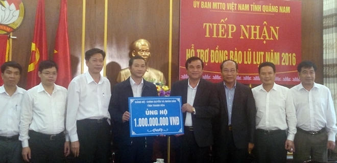 Lãnh đạo tỉnh Quảng Nam tiếp nhận tiền hỗ trợ khắc phục hậu quả sau mưa lũ từ Thanh Hóa. (Ảnh: cand.com.vn)