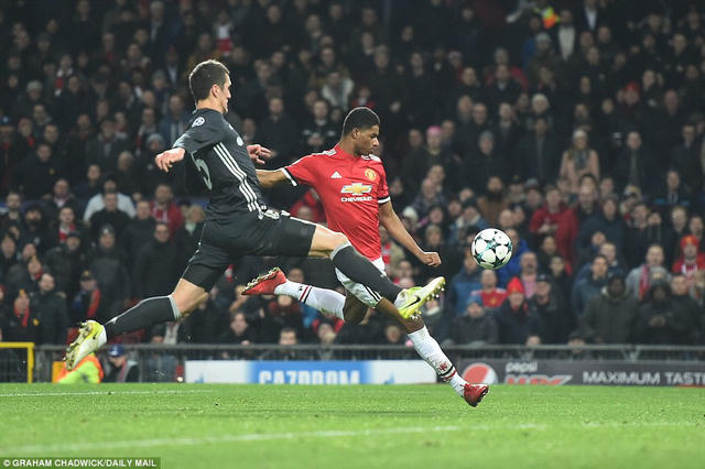 Rashford lập c&ocirc;ng cho Quỷ đỏ với b&agrave;n thắng thứ 2 (Ảnh: Graham Chawick/Daily Mail)
