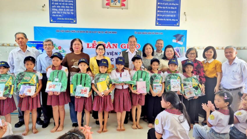 Bàn giao thư viện xanh và trao quà tặng học sinh nhân dịp đầu năm mới, góp phần nâng cao hoạt động giáo dục tại khu vực khó khăn miền núi.