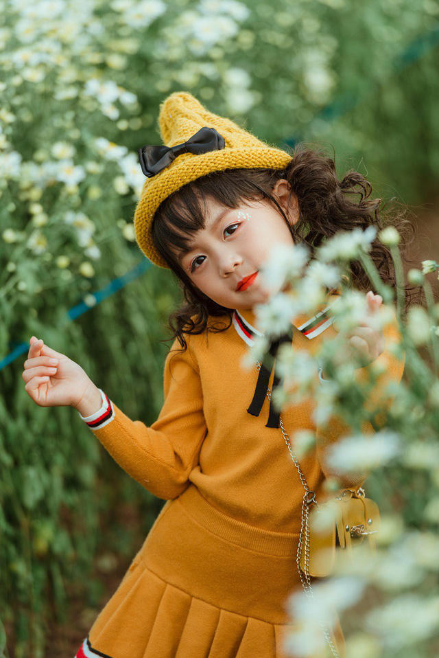 Tan chảy với mẫu nh&iacute; H&agrave; Th&agrave;nh dạo chơi trong vườn c&uacute;c họa mi