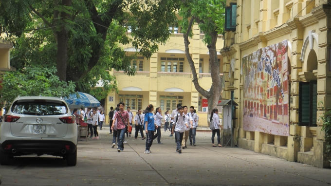 Đúng 10h sáng, tiếng trống trường vang lên báo hiệu môn thi đầu tiên của kỳ thi tuyển sinh vào lớp 10 kết thúc. (ảnh: Thu Hường)