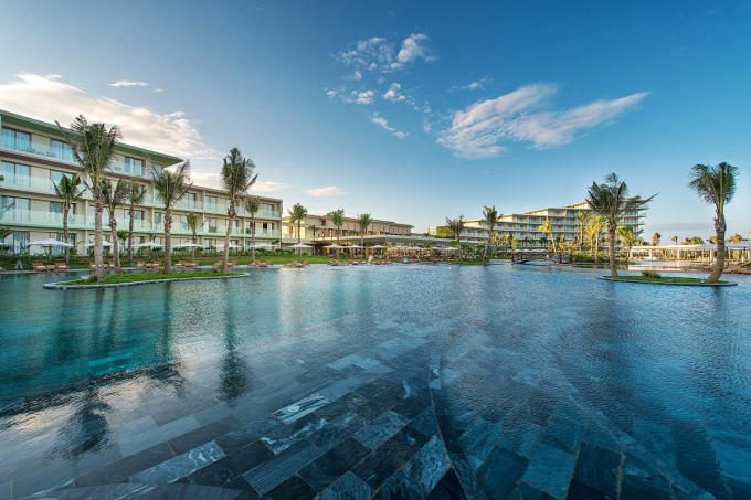 Với diện tích 5100m2, bể bơi chính của khách sạn FLC Luxury Hotel Samson được trao tặng danh hiệu “Bể bơi nước mặn lớn nhất Việt Nam”. Diện tích đáng nể cùng thiết kế vòng cung tinh tế khiến bể bơi này trở thành địa điểm check-in không thể bỏ qua của du khách khi tới với Thanh Hóa.
