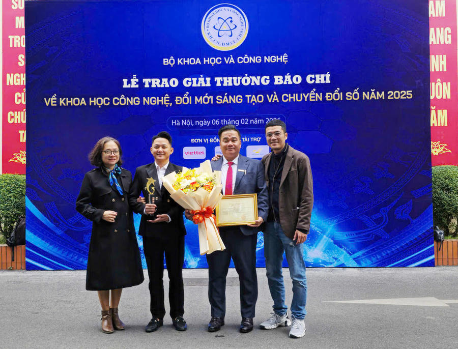 Ông Hà Ánh Bình (bìa phải)- Phó tổng biên tập báo Pháp luật Việt Nam - chúc mừng nhóm tác giả được giải.