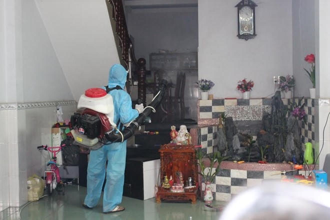 Cán bộ y tế phun thuốc diệt muỗi tại nhà dân ở phường An Bình, TP Biên Hòa, Đồng Nai. Ảnh: Ngọc An.