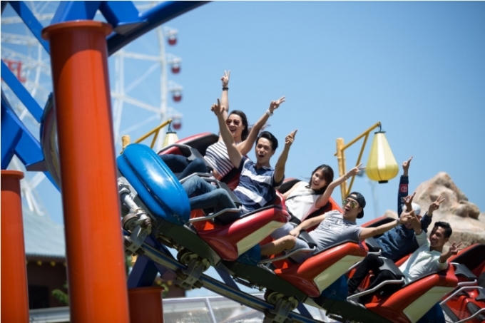 Du khách trải nghiệm trò chơi tại Asia Park.