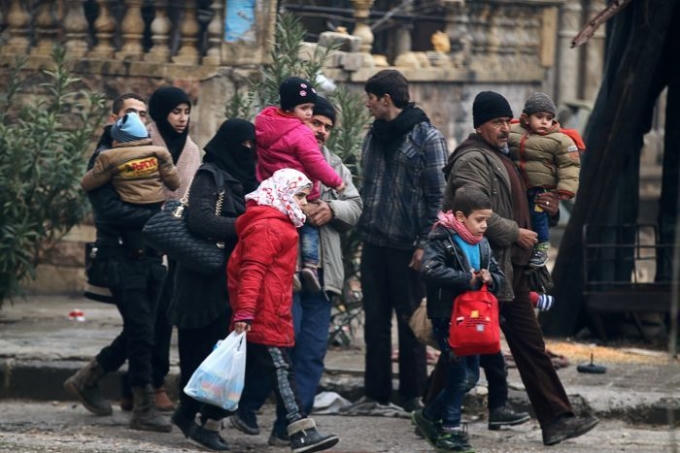 Hàng trăm người dân Aleppo vẫn đang mắc kẹt trong vùng chiến sự trong cảnh thiếu thức ăn, thương tật, bệnh dịch. (Ảnh: Reuters)