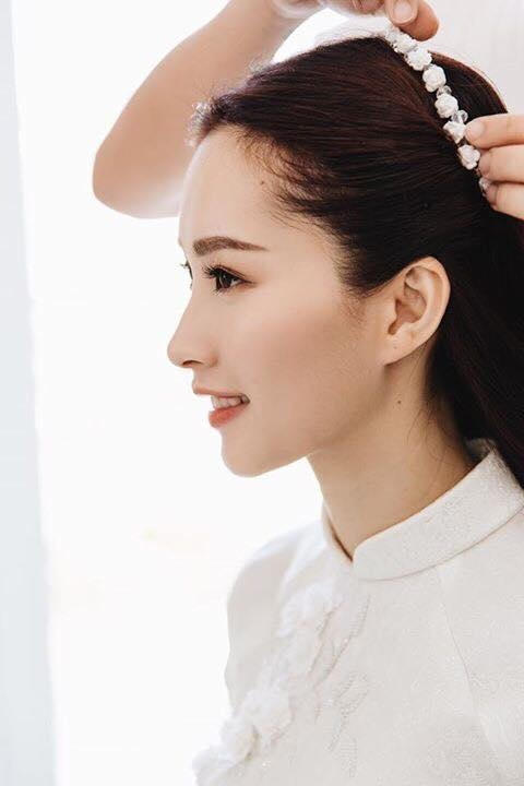 Vẻ đẹp mong manh như nước của Hoa hậu khiến không ít trái tim xao xuyến.