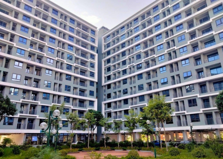 Công an xã xác nhận thu nhập của người dân khi mua bán nhà ở xã hội.