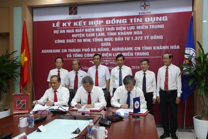 Lễ ký kết giữa lãnh đạo EVNCPC và ngân hàng Agribank.