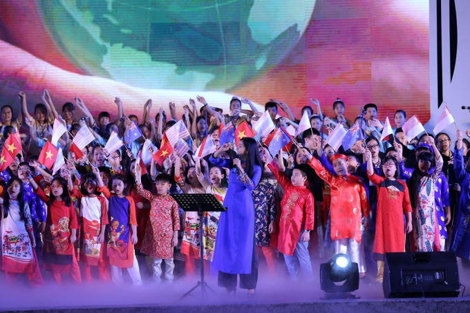 Dàn hợp xướng Vinschool One trong màn đồng diễn “Hòa nhịp con tim” tại lễ khai mạc Interkultur 2017. Cuộc thi đã xóa nhòa mọi khoảng cách về địa lý, văn hóa, mang tới một không gian tràn ngập tình hữu nghị, đoàn kết giữa các dân tộc trên thế giới.