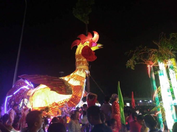 Thành phố Tuyên Quang rực rỡ với những lồng đèn khổng lồ