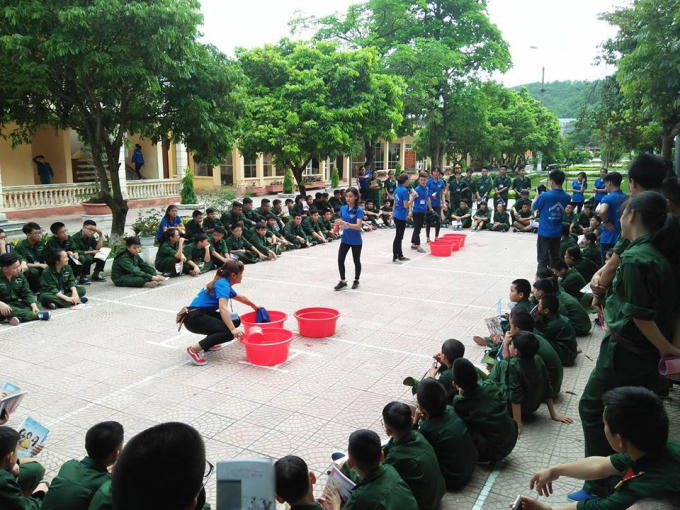 Điều phối viên hướng dẫn các học viên giặt quần áo. Ảnh: FB Học kỳ quân đội Thanh Hóa