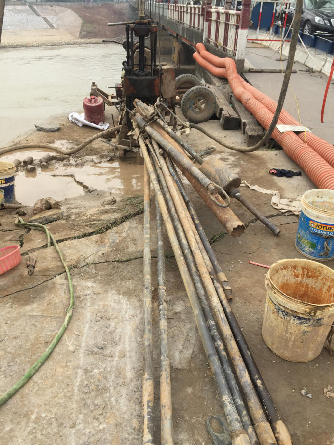 Đứng trước hiện tượng sạt lở, rạn nứt như vậy Công ty CP đường sắt Hà Hải (Tổng công ty Đường sắt Việt Nam VNR) - đơn vị phụ trách quản lý cầu Đuống đã cho quan trắc để có hướng xử lý hiện tượng này.