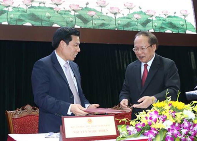 Bộ Trưởng Bộ VH, TT và DL nhận bàn giao từ nguyên Bộ trưởng Hoàng Tuấn Anh