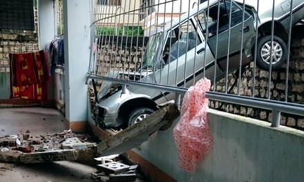 Ôtô ghim chặt đầu vào hàng rào ký túc xá đại học Khánh Hòa. Ảnh: An Phước.