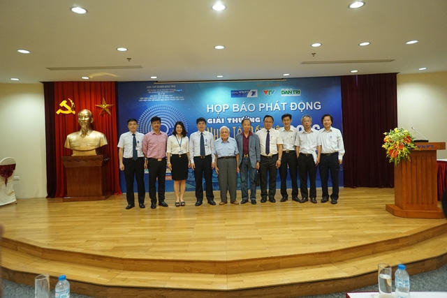 Ban tổ chức, Ban giám khảo và các vị khách mời trong buổi họp báo sáng 10/5.