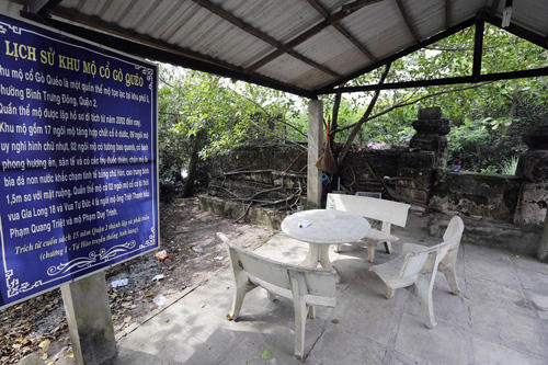 Gò Quéo (Gò Cát) là một gò rộng lớn cao 2,5 m bao quanh bởi rạch Giồng Ông Tố.