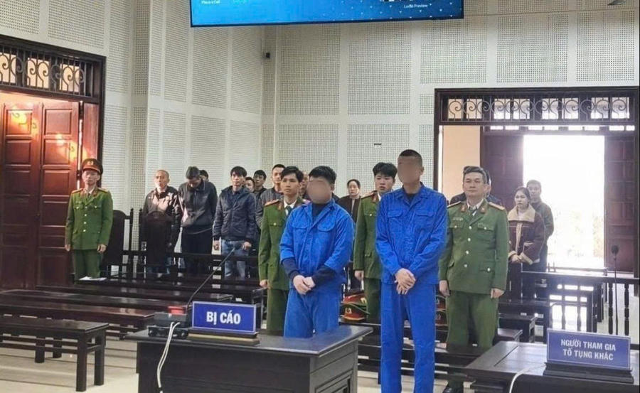 Hai bị cáo Nguyễn Ngọc Anh và Trung Ngọc Xuân tại phiên tòa sơ thẩm.