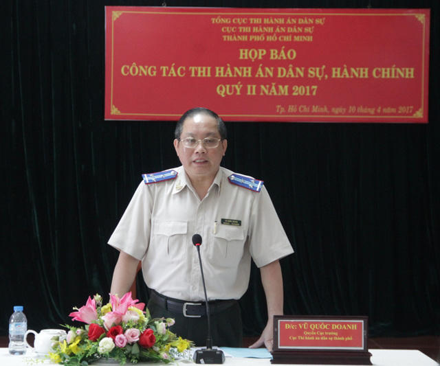 Ông Vũ Quốc Doanh trả lời các câu hỏi của báo chí.