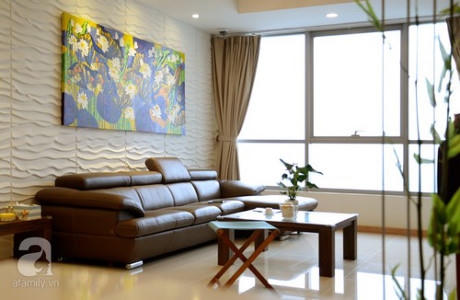 Mảng ốp tường bằng chất liệu thạch cao 3D khiến cho g&oacute;c ngồi sofa trở n&ecirc;n thu h&uacute;t.