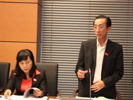 ĐBQH Trần Hoàng Ngân: “Nợ công đang tăng cao, áp lực trả nợ đến hạn đòi hỏi cả hệ thống chính trị phải thống nhất việc sử dụng tài sản công một cách tiết kiệm, hiệu quả nhất”. Ảnh: TRÀ PHƯƠNG