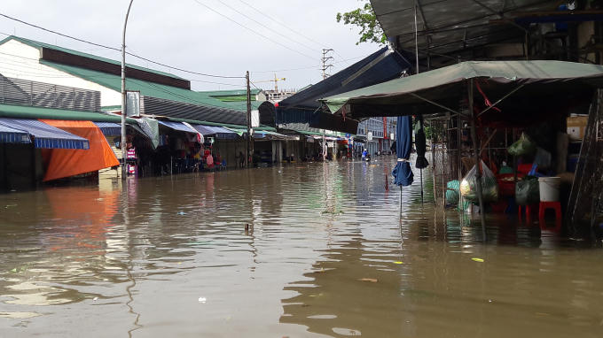Một góc chợ Vinh bị nhấn chìm trong biển nước.