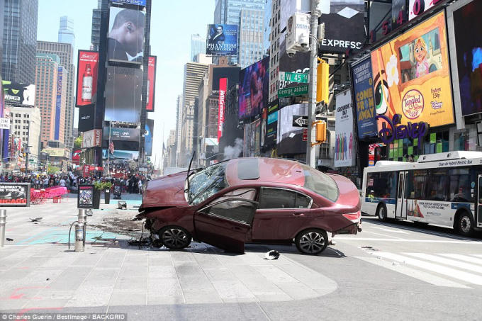 Hiện tại, một phần khu vực quảng trường đã bị phong tỏa. Giới chức New York cũng đã thông báo cho Tổng thống Mỹ Donald Trump về vụ tai nạn.