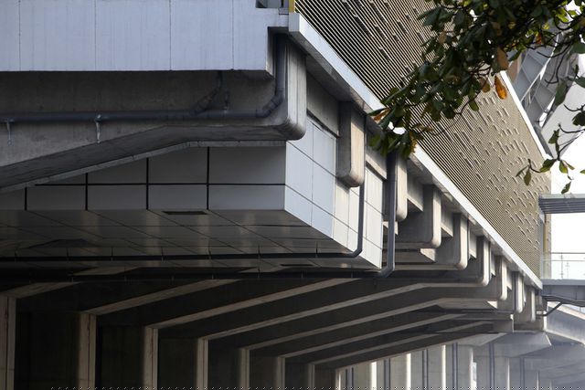 Phía trên các nhà ga được thiết kế có các màu sắc khác nhau, còn phần dưới dạng là cốt bê tông để lộ ra các đường ống.