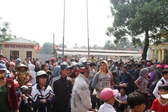Hàng trăm người dân có mặt tại trụ sở UBND xã Thạch Lạc và đã xảy ra xô xát.