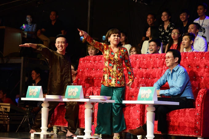 Trấn Th&agrave;nh, nhạc sĩ Đức Huy hốt hoảng v&igrave; bị th&iacute; sinh &ldquo;cưỡng h&ocirc;n&rdquo; trong L&agrave;ng h&agrave;i mở hội