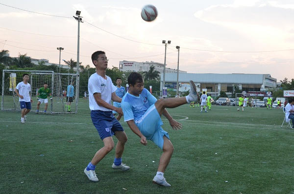 Một tình huống trong trận đấu Báo Dân trí - Báo Giáo dục và Thời đại (2-1)