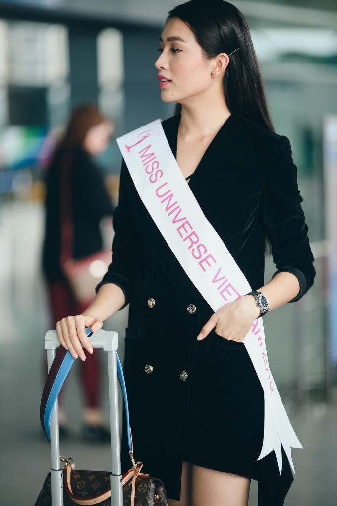 &Aacute; hậu Lệ Hằng được CNN phỏng vấn khi vừa đặt ch&acirc;n đến Philippines