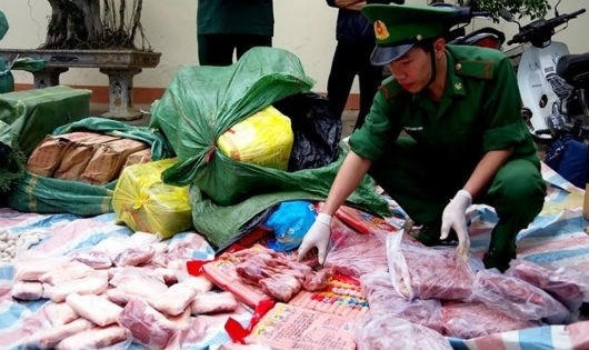 Thực phẩm “bẩn” nhập lậu qua biên giới bị bộ đội biên phòng thu giữ.