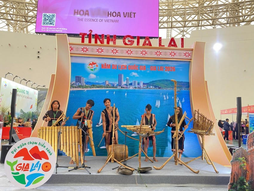 Không gian cồng chiêng Tây Nguyên lại khiến Hội chợ Mùa Xuân 2026 bừng tỉnh bởi những âm thanh mạnh mẽ, nguyên sơ