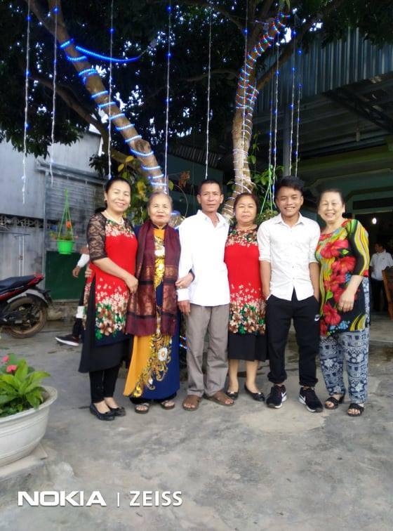 Gia đình anh Sơn cùng với gia đình nhà nội ở Khâm Thiên, Đống Đa.