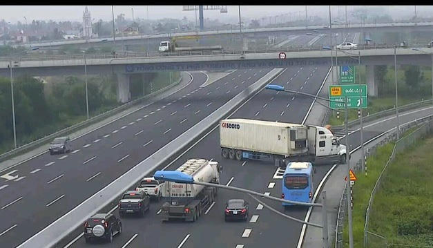 Container quay đầu, di chuyển ngược chiều trên cao tốc.