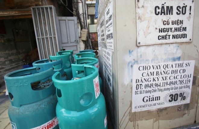 Nhiều bình ga xếp cạnh bốt điện trên đường Trần Phú (Hà Đông).